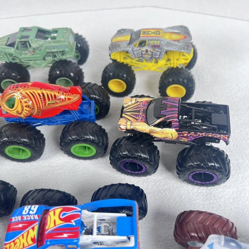 Monster Jam Pit Party Go Carry Case Rolling Handle Complete Set w 15 Trucks